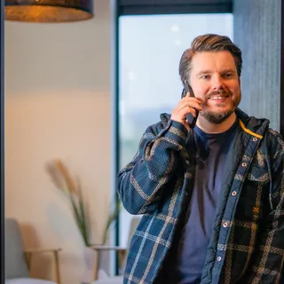 Kelvin tijdens een telefoongesprek