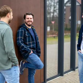 Kelvin werkt samen aan een creatief project